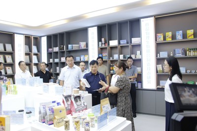 舞陽(yáng)縣委書記王彥民率民營(yíng)企業(yè)家赴中原食品實(shí)驗(yàn)室考察 共謀健康產(chǎn)品研發(fā)新路徑